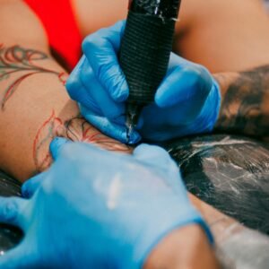 Sesión de Tatuaje en Realismo en Blanco y Negro